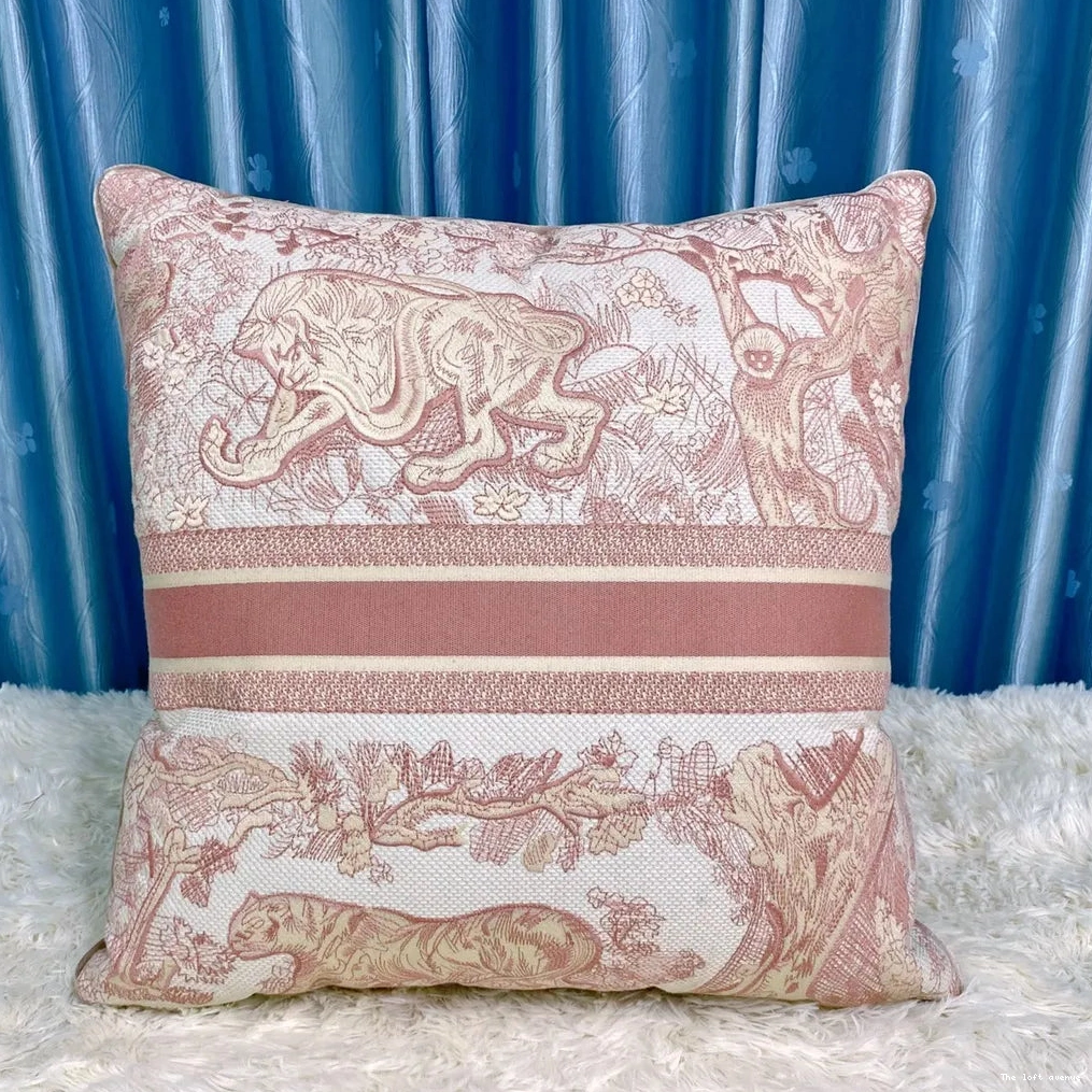 CHRISTIAN PILLOW 3.0 THROW 0816